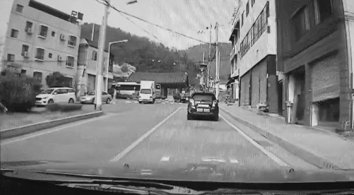 A vehicle rushing to the main gate of Uamsa Temple in Daejeon