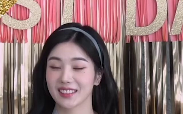 Eunbi, a single sleeveless shirt