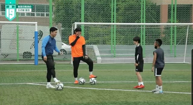 The neighborhood soccer class teacher who shoots Lee Young-pyo.