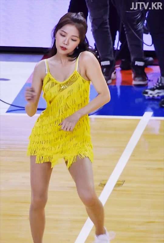 Yellow sleeveless cheerleader Lee Ju-hee