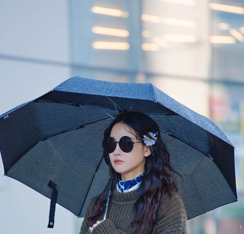 Oh Yeon-seo with flowers in her hair