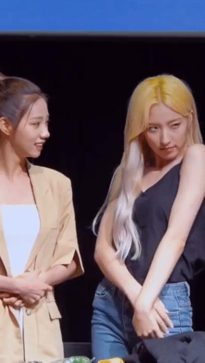 WJSN Eunseo and Yeoreum touch each other once.