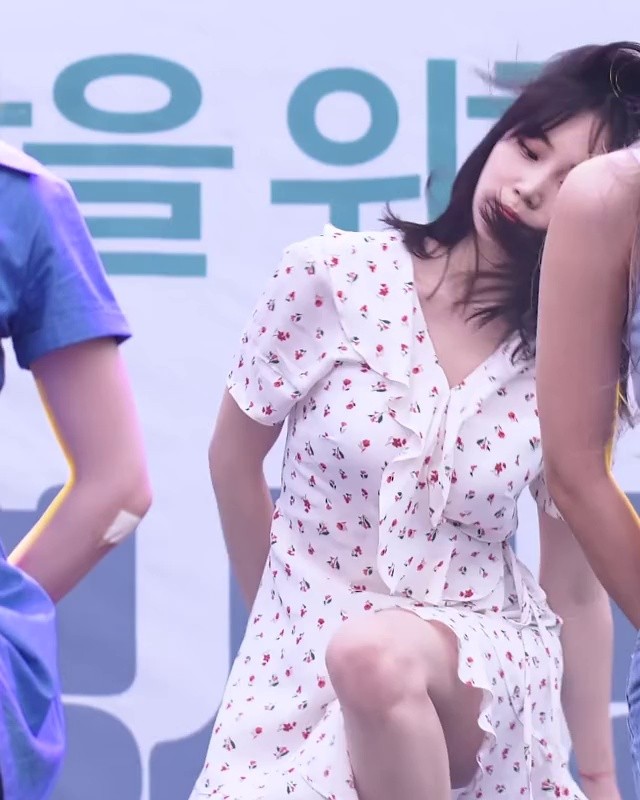 DIA's Jueun flapping dress.