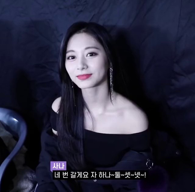 Off-shoulder black dress. TZUYU's body line.