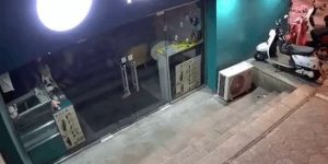 Chinese people are surprised by the Chinese glass door Gif.