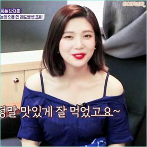 Red Velvet's Joy is doing mukbang.