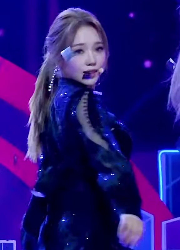 fromis_9 Noh Jisun's Hot Pants Music Bank performance.