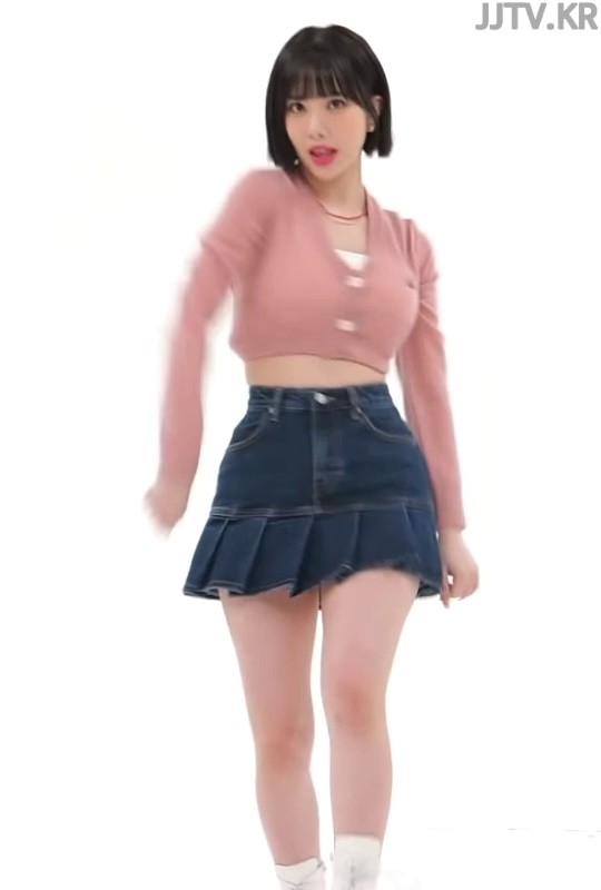 Eunha wearing a denim skirt.