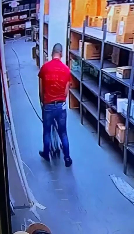 A ghost came out from behind while working alone.