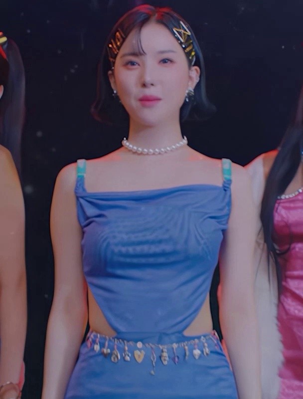 Short top and bottom outfits in the music video. Bibiji Eunha.