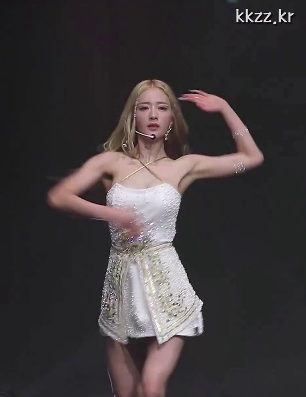 Blonde hair Bomi.