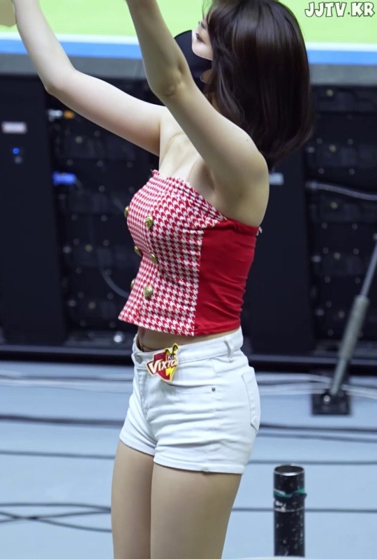 Off-solder white shorts cheerleader Jung Dahye.