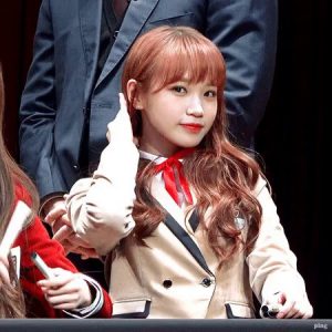 IZ*ONE who sweeps her hair, Chaewon