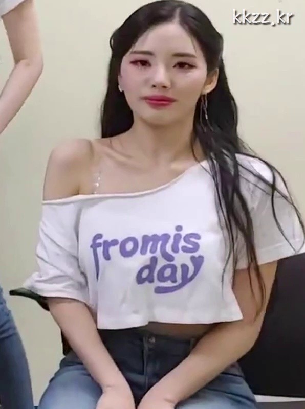 Solid jeans fit fromis_9 Park Jiwon