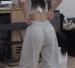 YUNA has a thin waist leggings fit