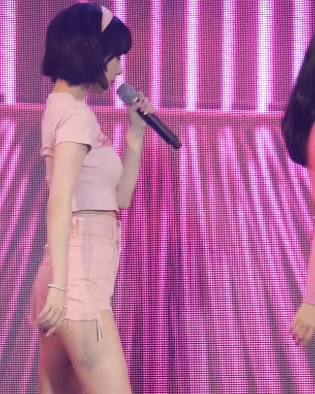 Pink color matching hot pants Bibi VIVIZ Eunha's bottom part