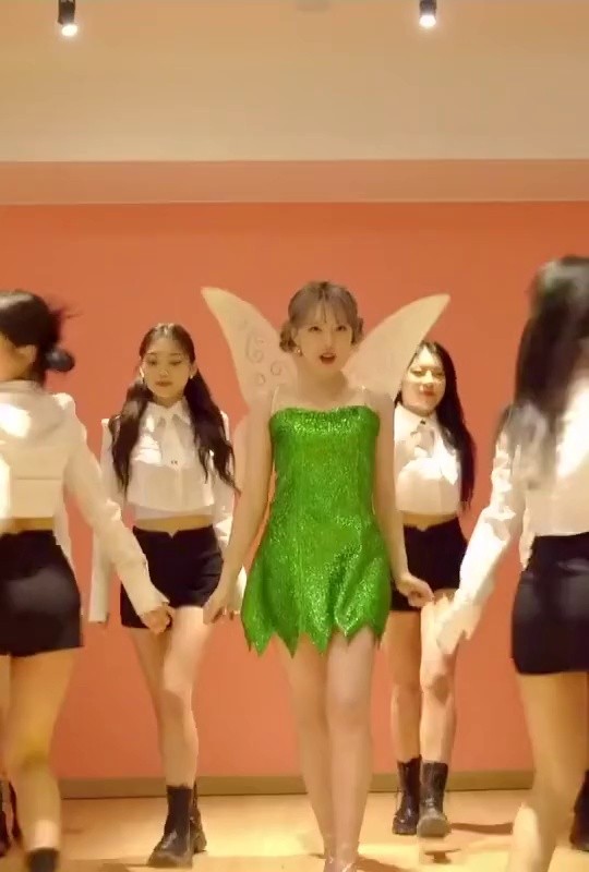 GFRIEND Yerin and Tinkerbell's outfit and body