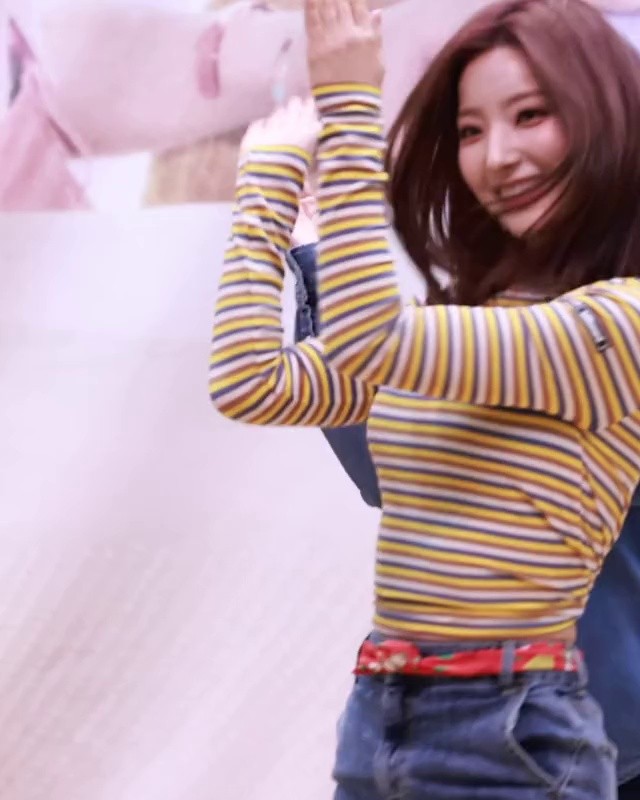 Tight Striped T-Shirt fromis_9 Lee Saerom