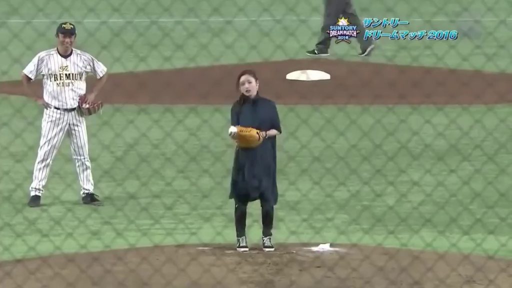 Japanese actress imitating Hideo Nomo's tornado pitching form