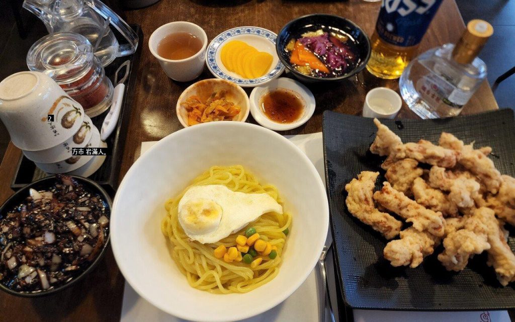 Mother and daughter who were eating jajangmyeon and packing it up