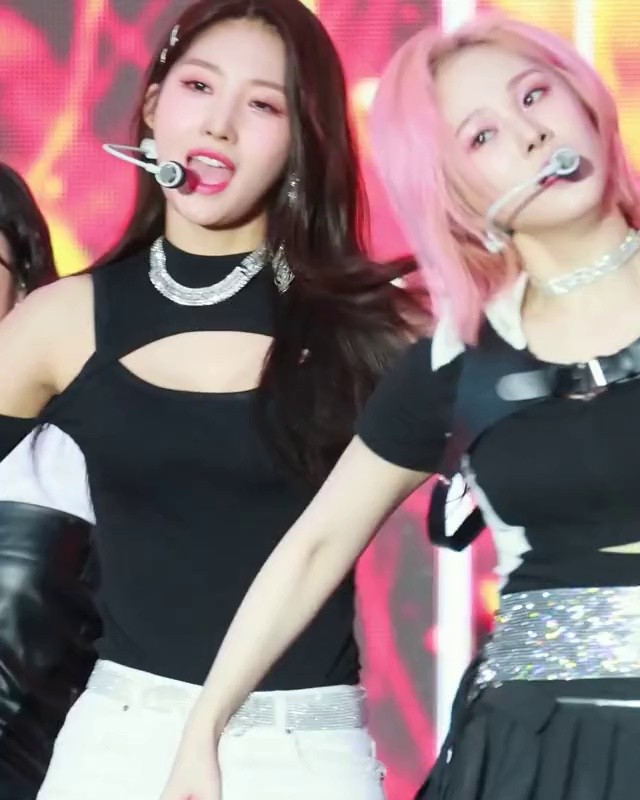 EVERGLOW SIHYEON's tight chest outfit