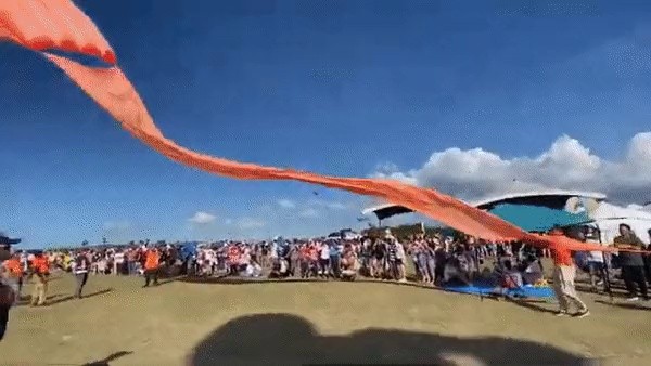 SOUND A dangerous accident at a kite flying festival in Taiwan.mp4