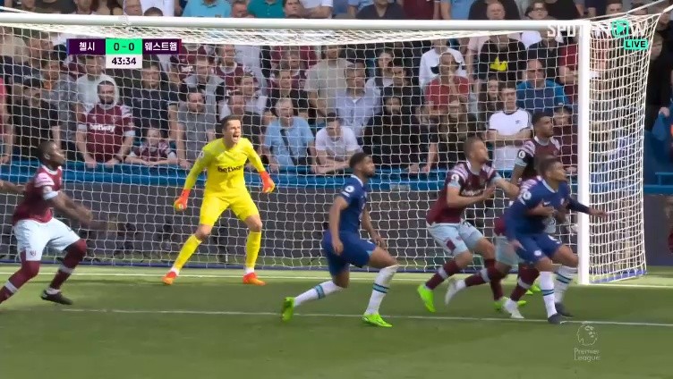 Chelsea vs West Ham. Head banging during competition Shaking