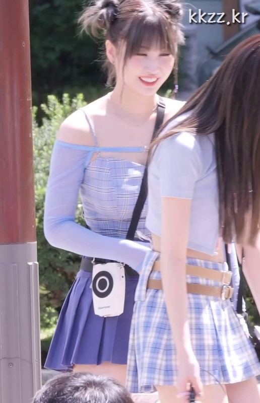 TWICE MOMO looks like she's smiling from the side