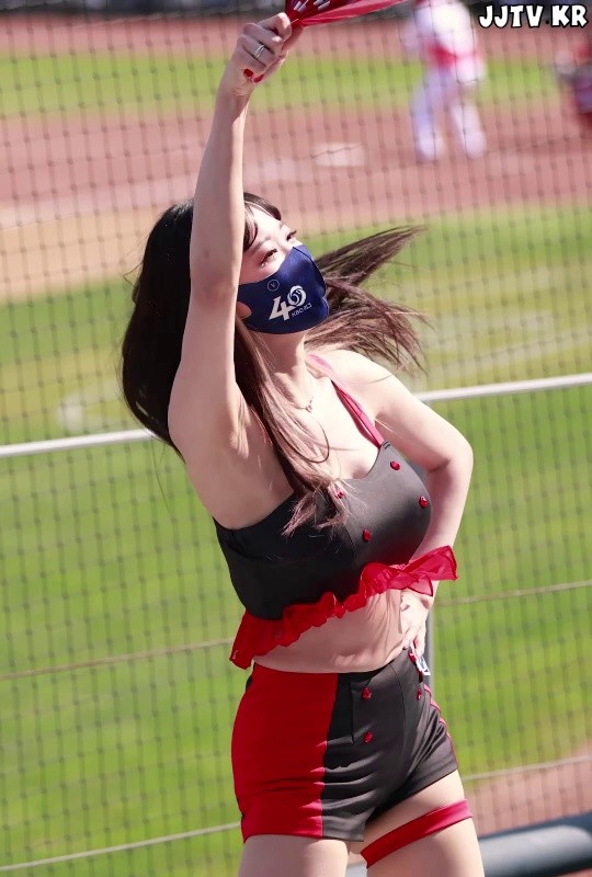 Sleeveless T-shirt, slightly revealing chest bone, cheerleader Kim Hanna