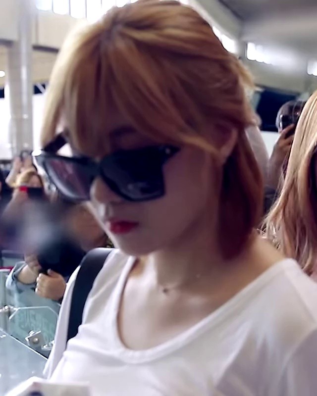 Ha Young's tongue at the airport