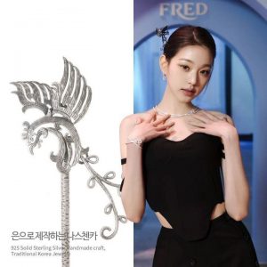 The hairpin worn by Jang Won-young at the Fred exhibition in Paris