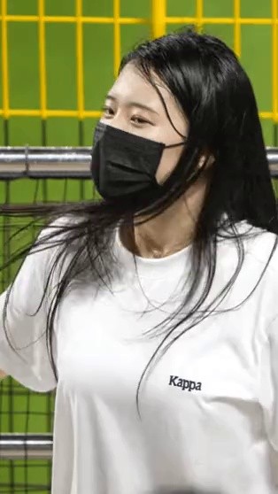 Woo Shinhee, the cheerleader who can't hide his heavyness even with a boxy shirt