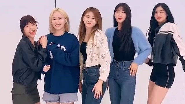 EVERGLOW Jeans Fit EVERGLOW SIHYEON