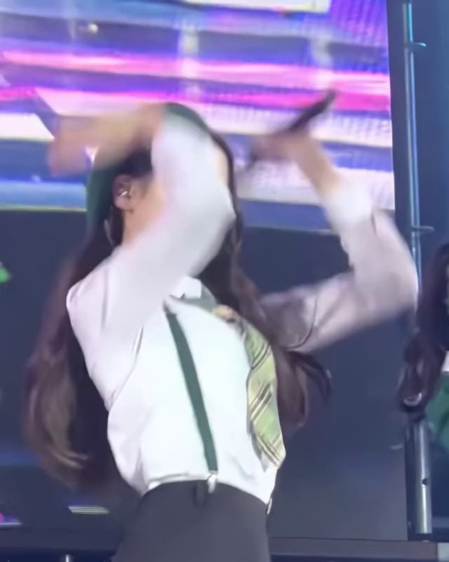 Jang Wonyoung makes eye contact with the audience