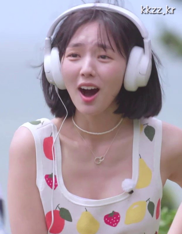 CHAE SOOBIN's GIF that looks pretty even with a headset