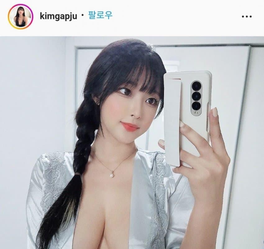 Kim Gap-joo, who took a selfie to commemorate the purchase of Galaxy Fold 4, is at the top of Instagram