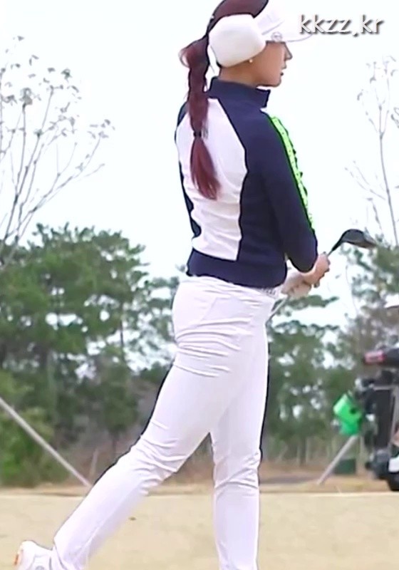 Yoo Hyunjoo wearing white pants