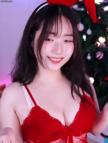 It's crazy to see the real Yuk-duk girl cam shaking her Santa outfit