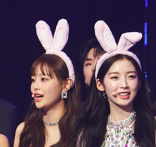 White shorts. Turning the waist. Bunnies, Chuu.