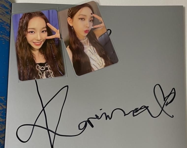 Fan asked Karina to sign her left hand.jpg