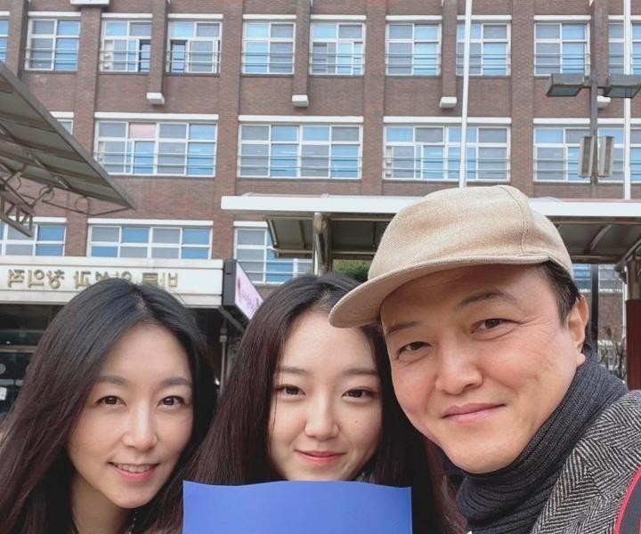 What's up with Woongin's first daughter?