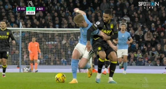 Diaz gets yellow card for Manchester City vs Aston Villa protest