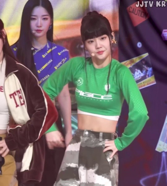 Other green cropped T-shirt, Triple S, Yoon Seoyeon.