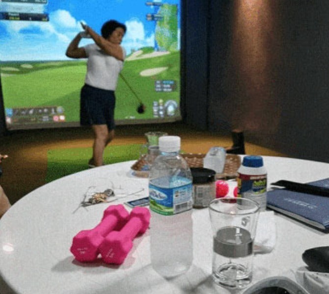 Set up a screen golf course in the house