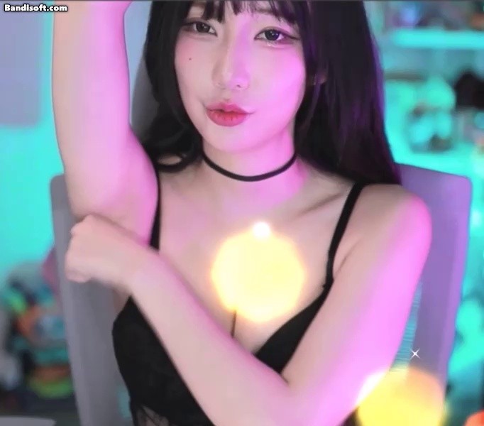 Magenta's chest that stimulates armpits in black lingerie