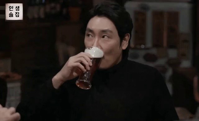 Cho Jinwoong is drinking a sip of beer