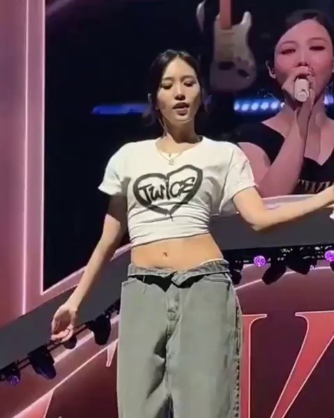 TWICE MINA didn't zip up her pants