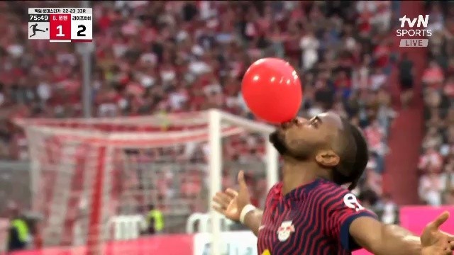 Munich v. Leipzig Nkunku pk came from behind Shaking. Shaking