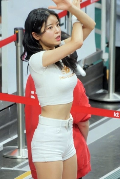 Tight White Crop T-shirt White Shorts Shin Sehee Cheerleader