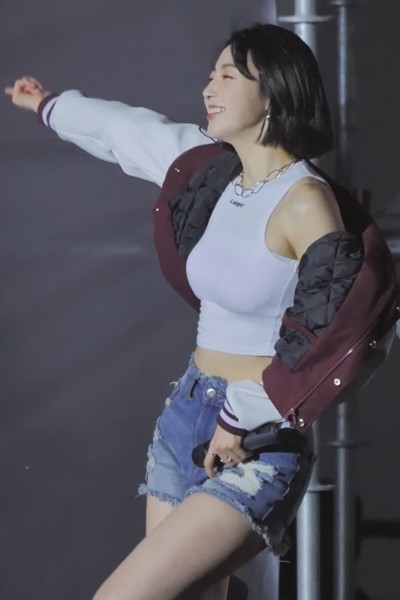 Korea University's tight white sleeveless high-key rina inside jacket